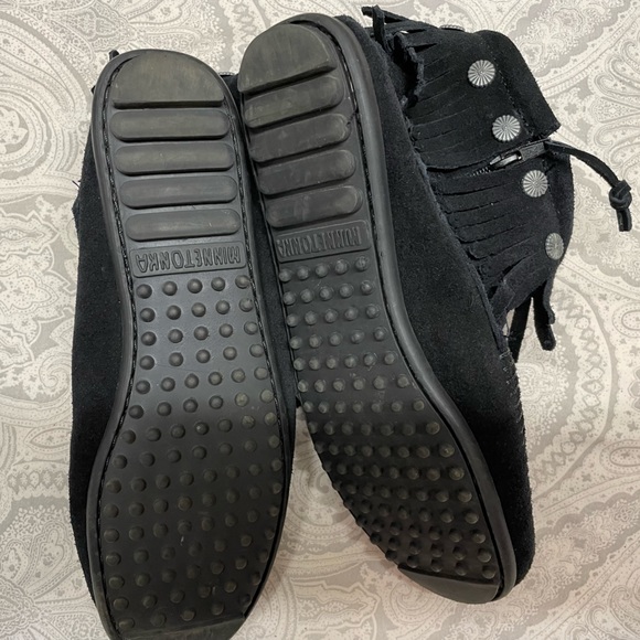 Minnetonka Sz 9m Woman’s black suede moccasins booties - Picture 8 of 8